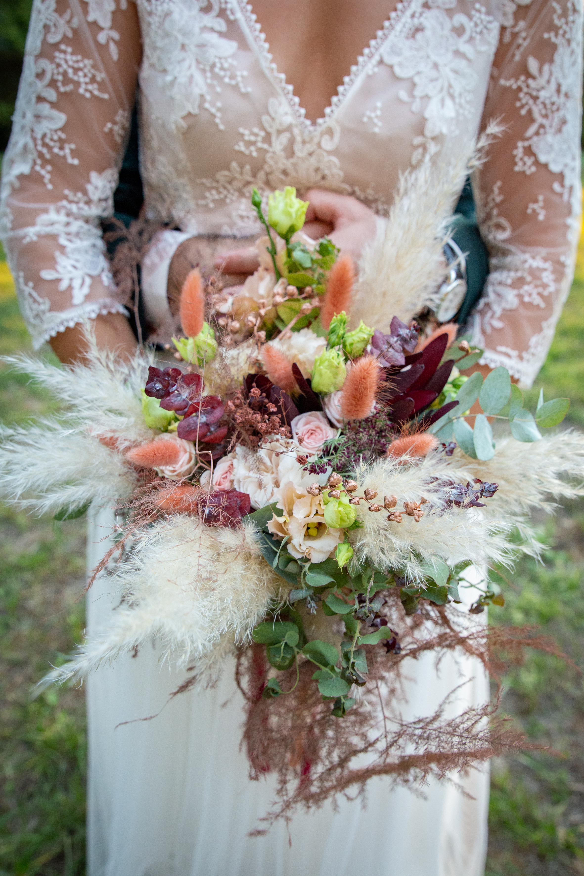 Mariage crépuscule d’automne — bouquet et tenue de cérémonie